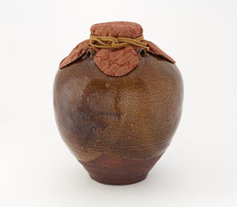 Tea storage jar named "Chigusa" with red silk mouth cover