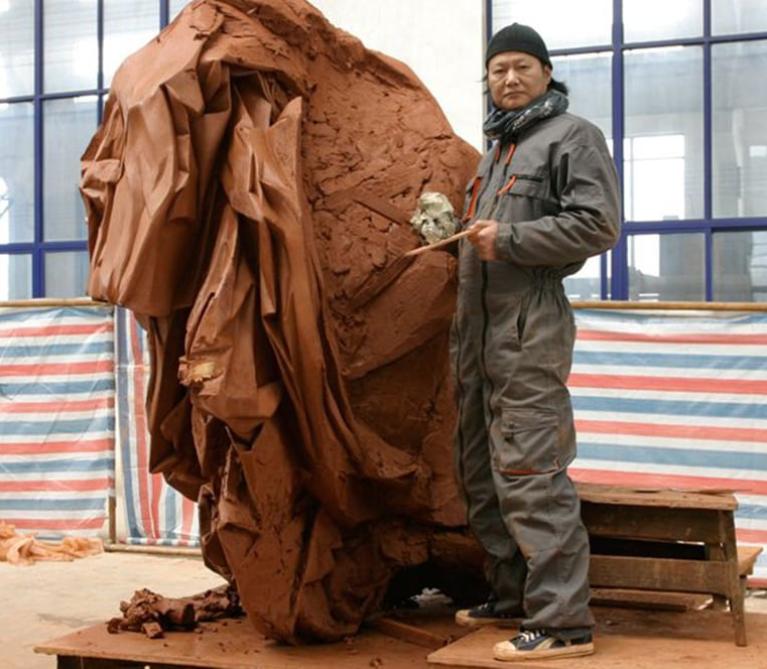 Portrait of Wang Du with the clay model